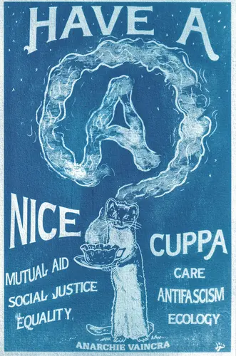 Cyanotype avec une belette qui boit du thé aux saveurs d'anarchie